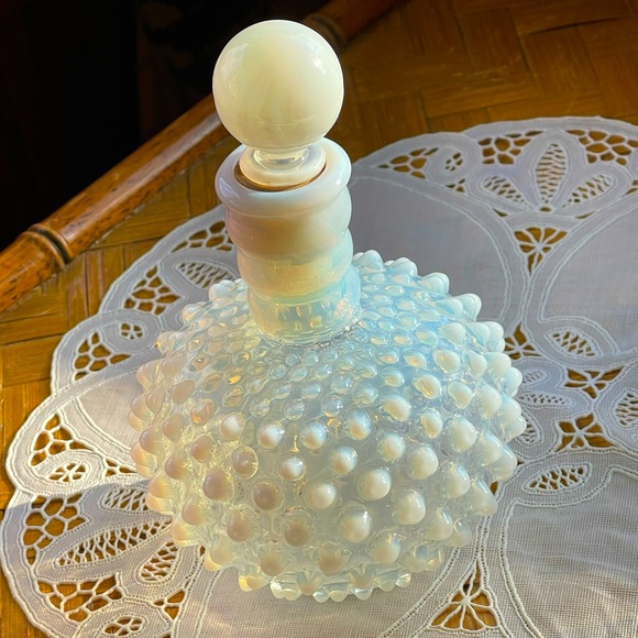 COPY - ⭐️Host Pick! 🌹⭐️ Vintage Hobnail opalescent perfume bottle w/stopper - Picture 2 of 11
